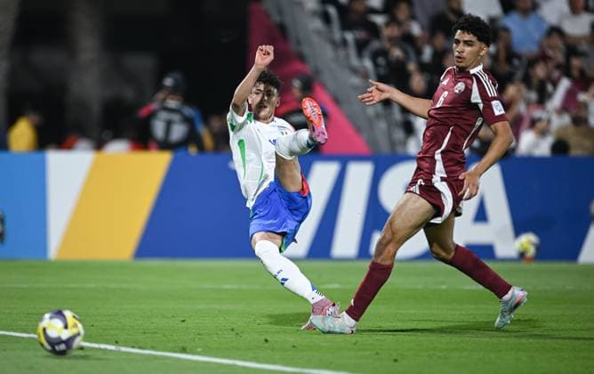 Fussball, Junioren U 17 WM 2025 Vorrunde 03.11.2025 Gruppe A Katar - Italien Samuele Inacio (re, Italien Borussia Dortmund) erzielt hier das Tor zum 0-1 gegen Friakh Adam (re, Katar)