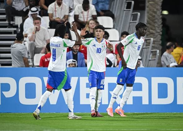 Fussball, Junioren U 17 WM 2025 Vorrunde 03.11.2025 Gruppe A Katar - Italien JUBEL Italien; Destiny Elimoghale, Torschuetze zum 0-1 Samuele Inacio und Benit Borasio (v.li.)