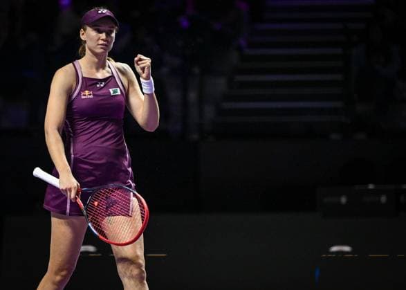 WTA, Tennis Damen Finals 2025 in Riyadh - Day Three RIYADH, SAUDI ARABIA - NOVEMBER 3: Iga Swiatek of Poland plays against Elena Rybakina of Kazakhstan during their second group-stage match on Day 3 of the 2025 WTA Finals, part of the Hologic WTA Tour, at King Saud University Indoor Arena in Riyadh, Saudi Arabia, on November 3, 2025. Artur Widak Anadolu Riyadh Saudi Arabia. Editorial use only. Please get in touch for any other usage.  Copyright: x2025xAnadoluxArturxWidakx