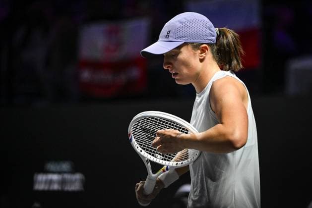 WTA, Tennis Damen Finals 2025 in Riyadh - Day Three RIYADH, SAUDI ARABIA - NOVEMBER 3: Iga Swiatek of Poland plays against Elena Rybakina of Kazakhstan during their second group-stage match on Day 3 of the 2025 WTA Finals, part of the Hologic WTA Tour, at King Saud University Indoor Arena in Riyadh, Saudi Arabia, on November 3, 2025. Artur Widak Anadolu Riyadh Saudi Arabia. Editorial use only. Please get in touch for any other usage.  Copyright: x2025xAnadoluxArturxWidakx