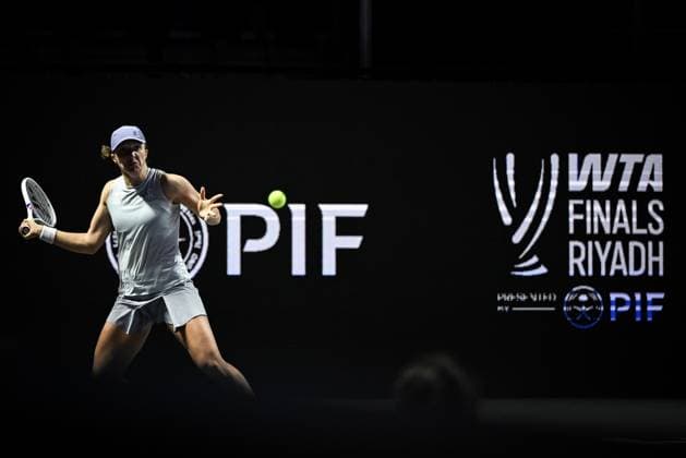 WTA, Tennis Damen Finals 2025 in Riyadh - Day Three RIYADH, SAUDI ARABIA - NOVEMBER 3: Iga Swiatek of Poland plays against Elena Rybakina of Kazakhstan during their second group-stage match on Day 3 of the 2025 WTA Finals, part of the Hologic WTA Tour, at King Saud University Indoor Arena in Riyadh, Saudi Arabia, on November 3, 2025. Artur Widak Anadolu Riyadh Saudi Arabia. Editorial use only. Please get in touch for any other usage.  Copyright: x2025xAnadoluxArturxWidakx