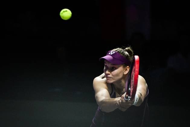 WTA, Tennis Damen Finals 2025 in Riyadh - Day Three RIYADH, SAUDI ARABIA - NOVEMBER 3: Elena Rybakina of Kazakhstan plays against Iga Swiatek of Poland during their second group-stage match on Day 3 of the 2025 WTA Finals, part of the Hologic WTA Tour, at King Saud University Indoor Arena in Riyadh, Saudi Arabia, on November 3, 2025. Artur Widak Anadolu Riyadh Saudi Arabia. Editorial use only. Please get in touch for any other usage.  Copyright: x2025xAnadoluxArturxWidakx