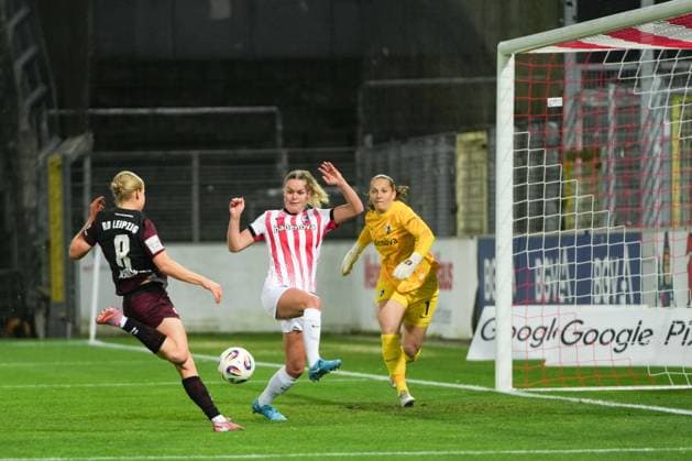 Google Pixel Frauen-Bundesliga: SC Freiburg vs. RB Leipzig, 03.11.2025 Emilía Ásgeirsdóttir (RB Leipzig, 8) mit dem Schuss zum Tor zum 0:1 Google Pixel Frauen-Bundesliga: SC Freiburg vs. RB Leipzig Dreisamstadion, 03.11.2025 DFB DFL REGULATIONS PROHIBIT ANY USE OF PHOTOGRAPHS AS IMAGE SEQUENCES AND OR QUASI-VIDEO. Copyright: xBEAUTIFULxSPORTS Boscox