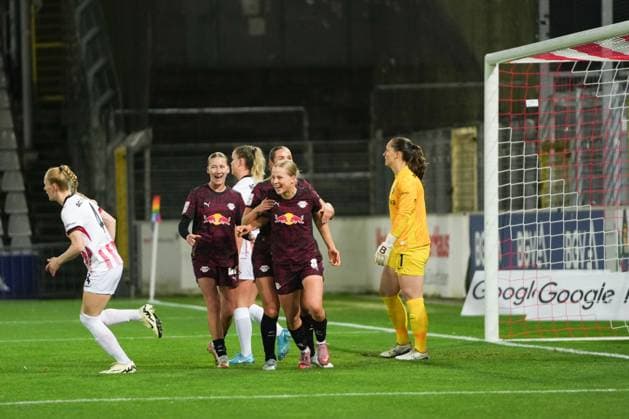 Google Pixel Frauen-Bundesliga: SC Freiburg vs. RB Leipzig, 03.11.2025 Torjubel zum 0:1 durch Emilía Ásgeirsdóttir (RB Leipzig, 8) Google Pixel Frauen-Bundesliga: SC Freiburg vs. RB Leipzig Dreisamstadion, 03.11.2025 DFB DFL REGULATIONS PROHIBIT ANY USE OF PHOTOGRAPHS AS IMAGE SEQUENCES AND OR QUASI-VIDEO. Copyright: xBEAUTIFULxSPORTS Boscox