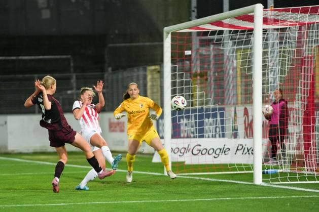 Google Pixel Frauen-Bundesliga: SC Freiburg vs. RB Leipzig, 03.11.2025 Emilía Ásgeirsdóttir (RB Leipzig, 8) mit dem Schuss zum Tor zum 0:1 Google Pixel Frauen-Bundesliga: SC Freiburg vs. RB Leipzig Dreisamstadion, 03.11.2025 DFB DFL REGULATIONS PROHIBIT ANY USE OF PHOTOGRAPHS AS IMAGE SEQUENCES AND OR QUASI-VIDEO. Copyright: xBEAUTIFULxSPORTS Boscox