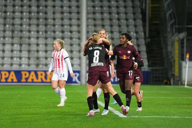 Google Pixel Frauen-Bundesliga: SC Freiburg vs. RB Leipzig, 03.11.2025 Torjubel zum 0:1 durch Emilía Ásgeirsdóttir (RB Leipzig, 8) Google Pixel Frauen-Bundesliga: SC Freiburg vs. RB Leipzig Dreisamstadion, 03.11.2025 DFB DFL REGULATIONS PROHIBIT ANY USE OF PHOTOGRAPHS AS IMAGE SEQUENCES AND OR QUASI-VIDEO. Copyright: xBEAUTIFULxSPORTS Boscox