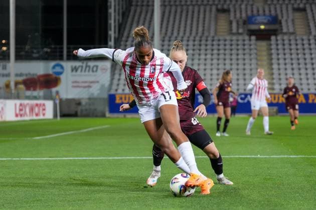 Aurà lie Csillag Aurelie Csillag (SC Freiburg, 17) im Zweikampf mit Victoria Krug (RB Leipzig, 20) , Deutschland, Fussball, GooglePixel Frauen-Bundesliga, 8.Spieltag, 2025 2026, SC Freiburg vs. RB Leipzig, 03.11.2025, Dreisamstadion, Freiburg, Deutschland DFB REGULATIONS PROHIBIT ANY USE OF PHOTOGRAPHS AS IMAGE SEQUENCES AND OR QUASI-VIDEO. Freiburg Dreisamstadion Baden-Wuerttemberg Deutschland Copyright: xArnexAmbergx