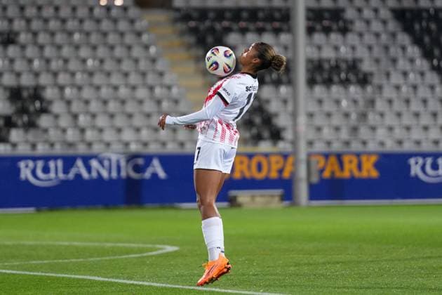 Aurà lie Csillag Aurelie Csillag (SC Freiburg, 17) am Ball , Deutschland, Fussball, GooglePixel Frauen-Bundesliga, 8.Spieltag, 2025 2026, SC Freiburg vs. RB Leipzig, 03.11.2025, Dreisamstadion, Freiburg, Deutschland DFB REGULATIONS PROHIBIT ANY USE OF PHOTOGRAPHS AS IMAGE SEQUENCES AND OR QUASI-VIDEO. Freiburg Dreisamstadion Baden-Wuerttemberg Deutschland Copyright: xArnexAmbergx