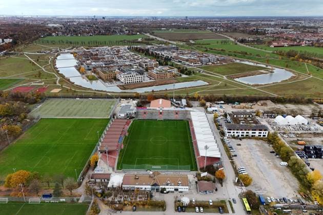 Luftbild Sportpark Unterhaching. Die Anlage liegt suedlich der Landeshauptstadt Muenchen und ist die Heimspielstaette des Fussballvereins SpVgg Unterhaching.