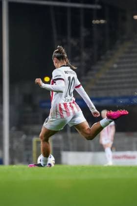 Selina Vobian (SC Freiburg, 10) am Ball , Deutschland, Fussball, GooglePixel Frauen-Bundesliga, 8.Spieltag, 2025 2026, SC Freiburg vs. RB Leipzig, 03.11.2025, Dreisamstadion, Freiburg, Deutschland DFB REGULATIONS PROHIBIT ANY USE OF PHOTOGRAPHS AS IMAGE SEQUENCES AND OR QUASI-VIDEO. Freiburg Dreisamstadion Baden-Wuerttemberg Deutschland Copyright: xArnexAmbergx