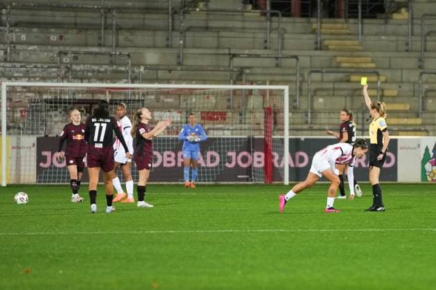 Google Pixel Frauen-Bundesliga: SC Freiburg vs. RB Leipzig, 03.11.2025 Gelbe Karte für Lou-Ann Joly (RB Leipzig, 6) von Davina Lutz (Schiedsrichterin) Google Pixel Frauen-Bundesliga: SC Freiburg vs. RB Leipzig Dreisamstadion, 03.11.2025 DFB DFL REGULATIONS PROHIBIT ANY USE OF PHOTOGRAPHS AS IMAGE SEQUENCES AND OR QUASI-VIDEO. Copyright: xBEAUTIFULxSPORTS Boscox