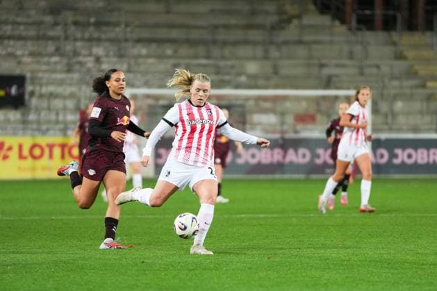 Google Pixel Frauen-Bundesliga: SC Freiburg vs. RB Leipzig, 03.11.2025 Ingibjörg Sigurdardottir (SC Freiburg, 24) mit dem Ball Google Pixel Frauen-Bundesliga: SC Freiburg vs. RB Leipzig Dreisamstadion, 03.11.2025 DFB DFL REGULATIONS PROHIBIT ANY USE OF PHOTOGRAPHS AS IMAGE SEQUENCES AND OR QUASI-VIDEO. Copyright: xBEAUTIFULxSPORTS Boscox