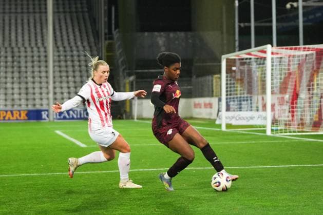 Google Pixel Frauen-Bundesliga: SC Freiburg vs. RB Leipzig, 03.11.2025 Zweikampf zwischen Delice Boboy (RB Leipzig, 17) und Ingibjörg Sigurdardottir (SC Freiburg, 24) Google Pixel Frauen-Bundesliga: SC Freiburg vs. RB Leipzig Dreisamstadion, 03.11.2025 DFB DFL REGULATIONS PROHIBIT ANY USE OF PHOTOGRAPHS AS IMAGE SEQUENCES AND OR QUASI-VIDEO. Copyright: xBEAUTIFULxSPORTS Boscox