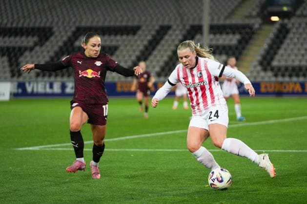 Google Pixel Frauen-Bundesliga: SC Freiburg vs. RB Leipzig, 03.11.2025 Zweikampf zwischen Gina Chmielinski (RB Leipzig, 10) und Ingibjörg Sigurdardottir (SC Freiburg, 24) Google Pixel Frauen-Bundesliga: SC Freiburg vs. RB Leipzig Dreisamstadion, 03.11.2025 DFB DFL REGULATIONS PROHIBIT ANY USE OF PHOTOGRAPHS AS IMAGE SEQUENCES AND OR QUASI-VIDEO. Copyright: xBEAUTIFULxSPORTS Boscox