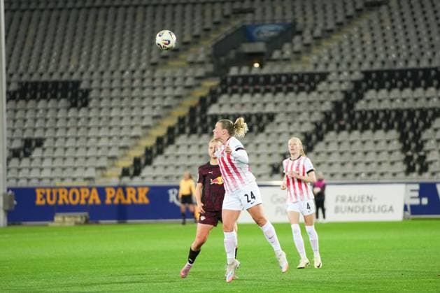 Google Pixel Frauen-Bundesliga: SC Freiburg vs. RB Leipzig, 03.11.2025 Ingibjörg Sigurdardottir (SC Freiburg, 24) mit einem Kopfball Google Pixel Frauen-Bundesliga: SC Freiburg vs. RB Leipzig Dreisamstadion, 03.11.2025 DFB DFL REGULATIONS PROHIBIT ANY USE OF PHOTOGRAPHS AS IMAGE SEQUENCES AND OR QUASI-VIDEO. Copyright: xBEAUTIFULxSPORTS Boscox