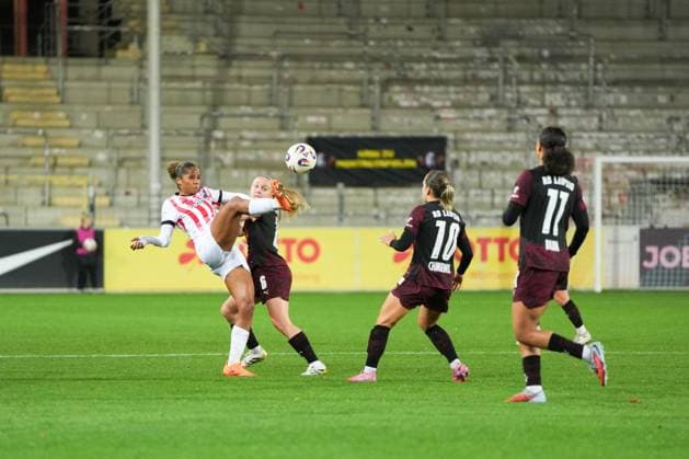Google Pixel Frauen-Bundesliga: SC Freiburg vs. RB Leipzig, 03.11.2025 Aurélie Csillag (SC Freiburg, 17) mit einem Volley Google Pixel Frauen-Bundesliga: SC Freiburg vs. RB Leipzig Dreisamstadion, 03.11.2025 DFB DFL REGULATIONS PROHIBIT ANY USE OF PHOTOGRAPHS AS IMAGE SEQUENCES AND OR QUASI-VIDEO. Copyright: xBEAUTIFULxSPORTS Boscox