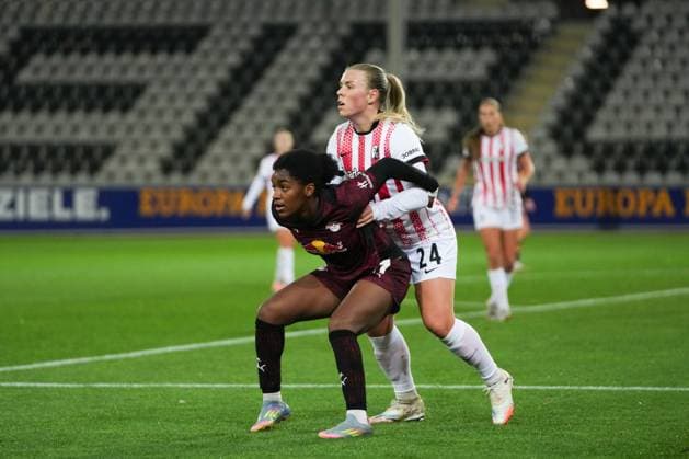 Google Pixel Frauen-Bundesliga: SC Freiburg vs. RB Leipzig, 03.11.2025 Zweikampf zwischen Delice Boboy (RB Leipzig, 17) und Ingibjörg Sigurdardottir (SC Freiburg, 24) Google Pixel Frauen-Bundesliga: SC Freiburg vs. RB Leipzig Dreisamstadion, 03.11.2025 DFB DFL REGULATIONS PROHIBIT ANY USE OF PHOTOGRAPHS AS IMAGE SEQUENCES AND OR QUASI-VIDEO. Copyright: xBEAUTIFULxSPORTS Boscox