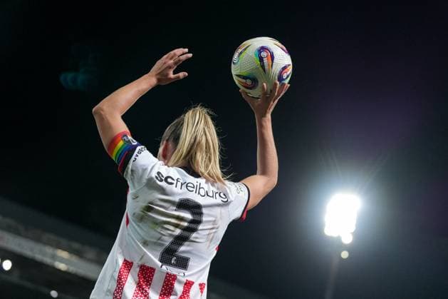 Lisa Karl (SC Freiburg, 02) am Ball , Deutschland, Fussball, GooglePixel Frauen-Bundesliga, 8.Spieltag, 2025 2026, SC Freiburg vs. RB Leipzig, 03.11.2025, Dreisamstadion, Freiburg, Deutschland DFB REGULATIONS PROHIBIT ANY USE OF PHOTOGRAPHS AS IMAGE SEQUENCES AND OR QUASI-VIDEO. Freiburg Dreisamstadion Baden-Wuerttemberg Deutschland Copyright: xArnexAmbergx