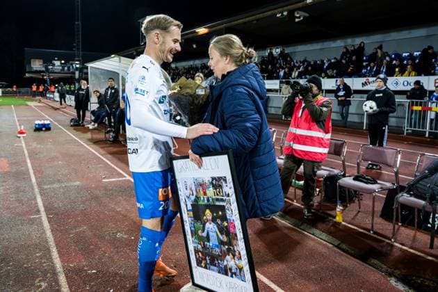 251103 Värnamos klubbchef Lisa LidÃ n tackar av Värnamos Freddy Winsth inför fotbollsmatchen i Allsvenskan mellan Värnamo och Mjällby den 3 november 2025 i Värnamo. Copyright: NICLASxJÖNSSON BB251103NO004