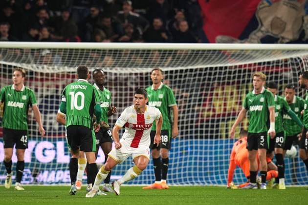 Genoa™s Ruslan Malinovskyi celebrates after scoring the 0-1 goal for his team during the Serie A soccer match between Sassuolo and Genoa at the Mapei Stadium CittÃ del Tricolore in Reggio Emilia, north Italy - Monday, November 3, 2025 - - Soccer -  Copyright: xMassimoxPaolone LaPressex