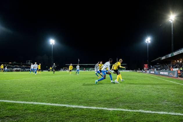251103 Värnamos Rufai Mohammed och Mjällbys Jeppe Kjaer under fotbollsmatchen i Allsvenskan mellan Värnamo och Mjällby den 3 november 2025 i Värnamo. Copyright: NICLASxJÖNSSON BB251103NO007