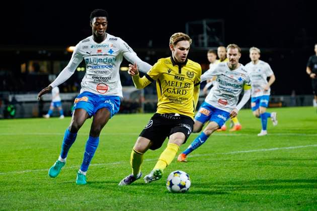 VÄRNAMO, SVERIGE 20251103 Värnamos Rufai Mohammed och Mjällbys Jeppe Kjaer Jensen i kamp om bollen under mandagens fotbollsmatch i allsvenskan mellanI FK Värnamo och Mjällby AIF pa Finnvedsvallen. VÄRNAMO SVERIGE x9200x Copyright: xAdamxIhse TTx ALLSVENSKAN VÄRNAMO-MJÄLLBY