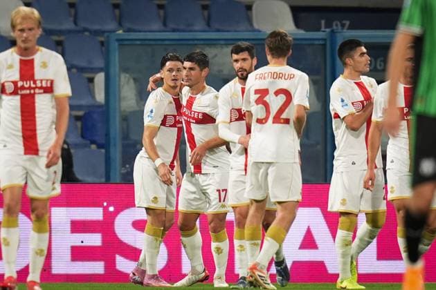 Genoa™s Ruslan Malinovskyi celebrates after scoring the 0-1 goal for his team during the Serie A soccer match between Sassuolo and Genoa at the Mapei Stadium CittÃ del Tricolore in Reggio Emilia, north Italy - Monday, November 3, 2025 - - Soccer -  Copyright: xMassimoxPaolone LaPressex