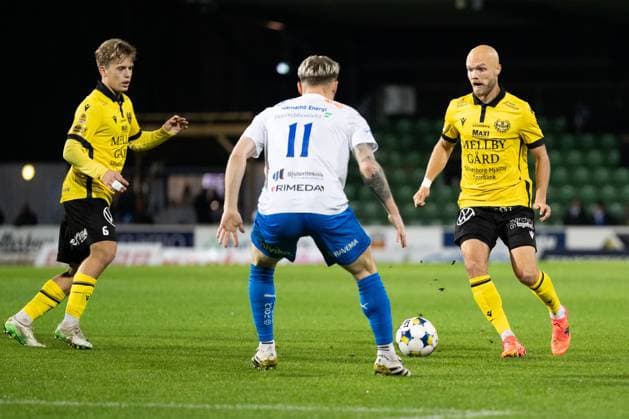 251103 Mjällbys Viktor Gustafson under fotbollsmatchen i Allsvenskan mellan Värnamo och Mjällby den 3 november 2025 i Värnamo. Copyright: NICLASxJÖNSSON BB251103NO008