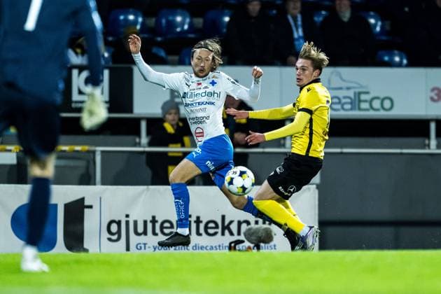 251103 Värnamos Axel Björnström och Mjällbys Jeppe Kjaer under fotbollsmatchen i Allsvenskan mellan Värnamo och Mjällby den 3 november 2025 i Värnamo. Copyright: NICLASxJÖNSSON BB251103NO009