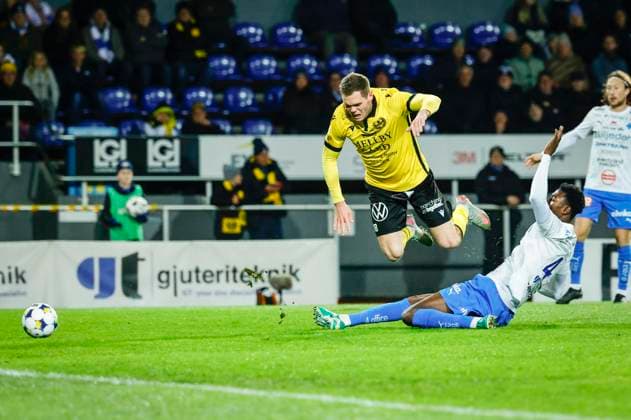 VÄRNAMO, SVERIGE 20251103 Värnamos Rufai Mohammed ( 4, th) fäller Mjällbys Jacob Bergström, vilket leder till straff, under mandagens fotbollsmatch i allsvenskan mellanI FK Värnamo och Mjällby AIF pa Finnvedsvallen. VÄRNAMO SVERIGE x9200x Copyright: xAdamxIhse TTx ALLSVENSKAN VÄRNAMO-MJÄLLBY