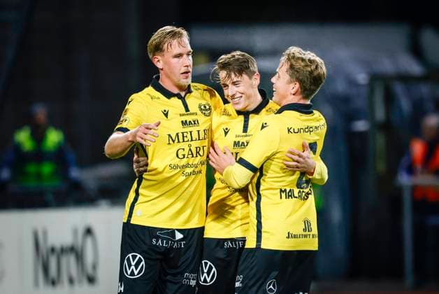 VÄRNAMO, SWEDEN 20251103 Mjällby s Elliot Stroud ( 17, center) celebrates with teammates after scoring a 0-1 penalty during Monday s Allsvenskan soccer match between FK Värnamo and Mjällby AIF at Finnvedsvallen. VÄRNAMO SWEDEN x9200x Copyright: xAdamxIhse TTx ALL-SWEDEN VÄRNAMO-MJÄLLBY