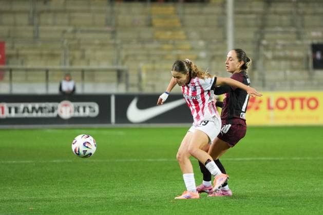 Google Pixel Frauen-Bundesliga: SC Freiburg vs. RB Leipzig, 03.11.2025 Ni? Szenk (SC Freiburg, 19) die den Ball abschirmt gegen Gina Chmielinski (RB Leipzig, 10) Google Pixel Frauen-Bundesliga: SC Freiburg vs. RB Leipzig Dreisamstadion, 03.11.2025 DFB DFL REGULATIONS PROHIBIT ANY USE OF PHOTOGRAPHS AS IMAGE SEQUENCES AND OR QUASI-VIDEO. Copyright: xBEAUTIFULxSPORTS Boscox