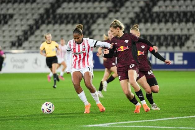 Google Pixel Frauen-Bundesliga: SC Freiburg vs. RB Leipzig, 03.11.2025 Aurélie Csillag (SC Freiburg, 17) im Zweikampf mit Julia Landenberger (RB Leipzig, 21) Google Pixel Frauen-Bundesliga: SC Freiburg vs. RB Leipzig Dreisamstadion, 03.11.2025 DFB DFL REGULATIONS PROHIBIT ANY USE OF PHOTOGRAPHS AS IMAGE SEQUENCES AND OR QUASI-VIDEO. Copyright: xBEAUTIFULxSPORTS Boscox