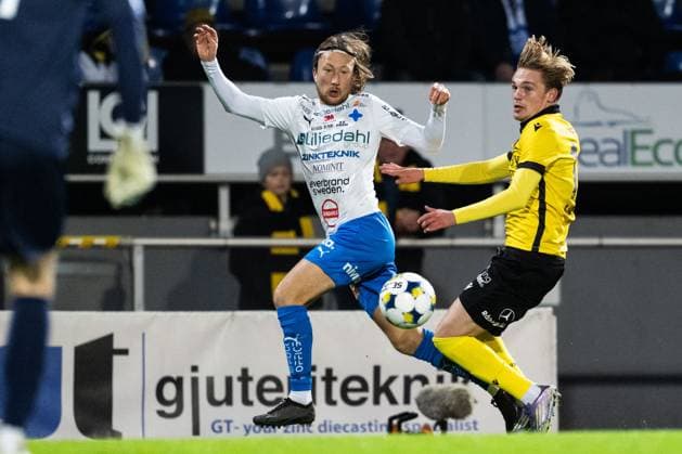 251103 Värnamos Axel Björnström och Mjällbys Jeppe Kjaer under fotbollsmatchen i Allsvenskan mellan Värnamo och Mjällby den 3 november 2025 i Värnamo. Copyright: NICLASxJÖNSSON BB251103NO012