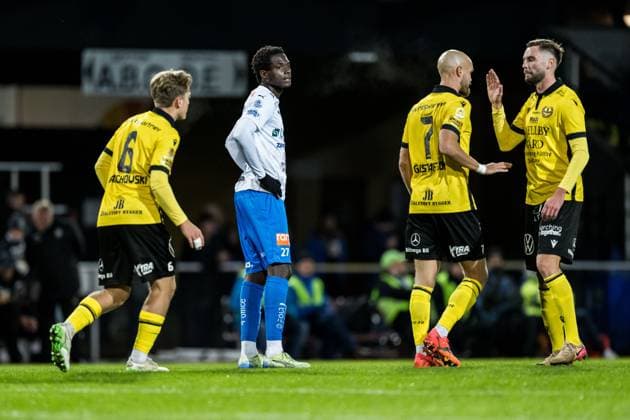 251103 Värnamos Souleymane Coulibaly deppar efter 0-2 under fotbollsmatchen i Allsvenskan mellan Värnamo och Mjällby den 3 november 2025 i Värnamo. Copyright: NICLASxJÖNSSON BB251103NO013
