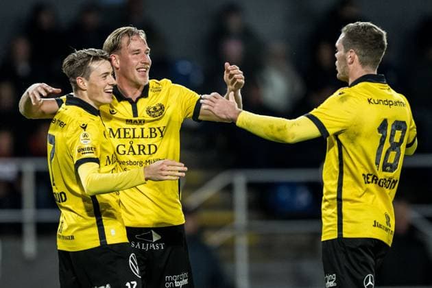 251103 Mjällbys Elliot Stroud, Herman Johansson och Jacob Bergström jublar 0-2 efter under fotbollsmatchen i Allsvenskan mellan Värnamo och Mjällby den 3 november 2025 i Värnamo. Copyright: NICLASxJÖNSSON BB251103NO014