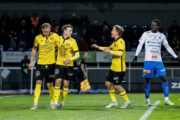 251103 Mjällbys Elliot Stroud jublar med Herman Johansson och Jeppe Kjaer efter 0-1 under fotbollsmatchen i Allsvenskan mellan Värnamo och Mjällby den 3 november 2025 i Värnamo. Copyright: NICLASxJÖNSSON BB251103NO017
