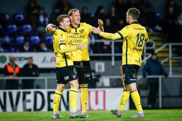 VÄRNAMO, SWEDEN 20251103 Mjällby s Elliot Stroud ( 17, center) celebrates with teammates after scoring a 0-1 penalty during Monday s Allsvenskan soccer match between FK Värnamo and Mjällby AIF at Finnvedsvallen. VÄRNAMO SWEDEN x9200x Copyright: xAdamxIhse TTx ALL-SWEDEN VÄRNAMO-MJÄLLBY