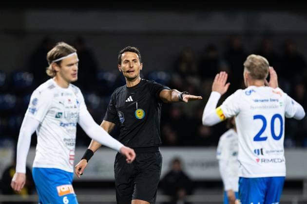 251103 Domare Adi Aganovic i diskussion med Värnamos Freddy Winsth under fotbollsmatchen i Allsvenskan mellan Värnamo och Mjällby den 3 november 2025 i Värnamo. Copyright: NICLASxJÖNSSON BB251103NO019