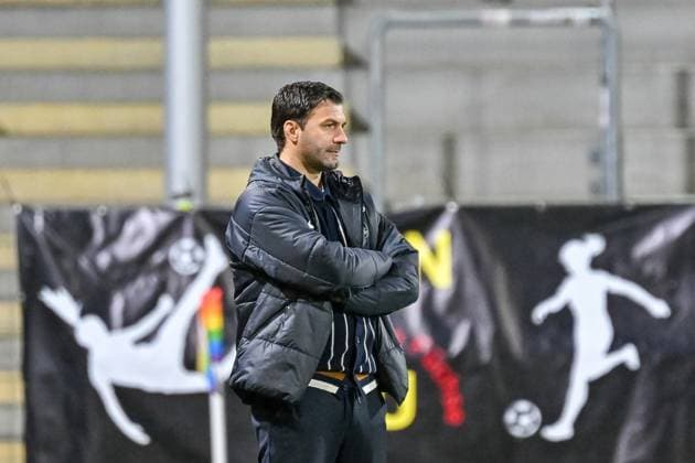 Edmond Kapllani (SC Freiburg Frauen, Trainer) mit neuraler Emotion. GER, SC Freiburg - RB Leipzig, Frauen-Fussball, Google Pixel Frauen-Bundesliga, 8. Spieltag, Saison 2025 2026, 03.11.2025 DFB REGULATIONS PROHIBIT ANY USE OF PHOTOGRAPHS AS IMAGE SEQUENCES AND OR QUASI-VIDEO GER, SC Freiburg - RB Leipzig, Frauen-Fussball, Google Pixel Frauen-Bundesliga, 8. Spieltag, Saison 2025 2026, 03.11.2025 Freiburg Copyright: xEibner-Pressefoto ThomasxHessx EP_THS