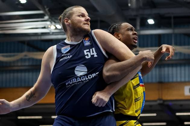 Keeshawn Kellman (MHP Riesen Ludwigsburg, 32) wird von John Bryant (SYNTAINICS MBC, 54) gehalten, Syntainics MBC vs. MHP Riesen Ludwigsburg, Basketball, easycredit Basketball Bundesliga, 6. Spieltag, Saison 2025 2026, 02.11.2025, Syntainics MBC vs. MHP Riesen Ludwigsburg, Basketball, easycredit Basketball Bundesliga, 6. Spieltag, Saison 2025 2026, 02.11.2025 Weissenfels Copyright: xEibner-Pressefoto LauraxRoemerx EP_LRR