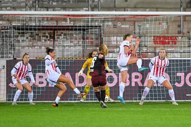 Szene zum Tor zum 0:3 durch Annabel Schasching (RB Leipzig, 16) GER, SC Freiburg - RB Leipzig, Frauen-Fussball, Google Pixel Frauen-Bundesliga, 8. Spieltag, Saison 2025 2026, 03.11.2025 DFB REGULATIONS PROHIBIT ANY USE OF PHOTOGRAPHS AS IMAGE SEQUENCES AND OR QUASI-VIDEO GER, SC Freiburg - RB Leipzig, Frauen-Fussball, Google Pixel Frauen-Bundesliga, 8. Spieltag, Saison 2025 2026, 03.11.2025 Freiburg Copyright: xEibner-Pressefoto ThomasxHessx EP_THS