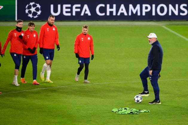 Slavia coach Jindrich Trpisovsky, right, attends the training session prior to Champions League 4th qualifying round match SK Slavia Praha vs Arsenal FC in Prague, Czech Republic, November 3rd, 2025. (CTKxPhoto MichalxKamaryt) CTKPhotoP2025110306272  CTKPhotoP2025110306272