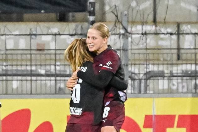 Annabel Schasching (RB Leipzig, 16) , Emilia Asgeirsdottir (RB Leipzig, 08) jubeln ueber das Tor zum 0:3 durch Annabel Schasching (RB Leipzig, 16) GER, SC Freiburg - RB Leipzig, Frauen-Fussball, Google Pixel Frauen-Bundesliga, 8. Spieltag, Saison 2025 2026, 03.11.2025 DFB REGULATIONS PROHIBIT ANY USE OF PHOTOGRAPHS AS IMAGE SEQUENCES AND OR QUASI-VIDEO GER, SC Freiburg - RB Leipzig, Frauen-Fussball, Google Pixel Frauen-Bundesliga, 8. Spieltag, Saison 2025 2026, 03.11.2025 Freiburg Copyright: xEibner-Pressefoto ThomasxHessx EP_THS