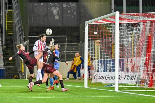 Szene zum Tor zum 1:3 durch Svenja Foelmli (SC Freiburg Frauen, 09) GER, SC Freiburg - RB Leipzig, Frauen-Fussball, Google Pixel Frauen-Bundesliga, 8. Spieltag, Saison 2025 2026, 03.11.2025 DFB REGULATIONS PROHIBIT ANY USE OF PHOTOGRAPHS AS IMAGE SEQUENCES AND OR QUASI-VIDEO GER, SC Freiburg - RB Leipzig, Frauen-Fussball, Google Pixel Frauen-Bundesliga, 8. Spieltag, Saison 2025 2026, 03.11.2025 Freiburg Copyright: xEibner-Pressefoto ThomasxHessx EP_THS