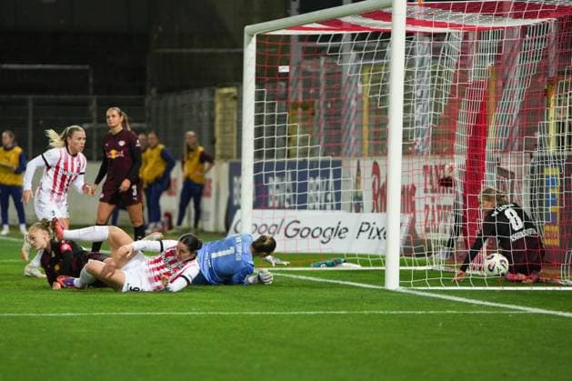 Google Pixel Frauen-Bundesliga: SC Freiburg vs. RB Leipzig, 03.11.2025 Kopfballtor durch Svenja Fölmli (SC Freiburg, 9) Google Pixel Frauen-Bundesliga: SC Freiburg vs. RB Leipzig Dreisamstadion, 03.11.2025 DFB DFL REGULATIONS PROHIBIT ANY USE OF PHOTOGRAPHS AS IMAGE SEQUENCES AND OR QUASI-VIDEO. Copyright: xBEAUTIFULxSPORTS Boscox
