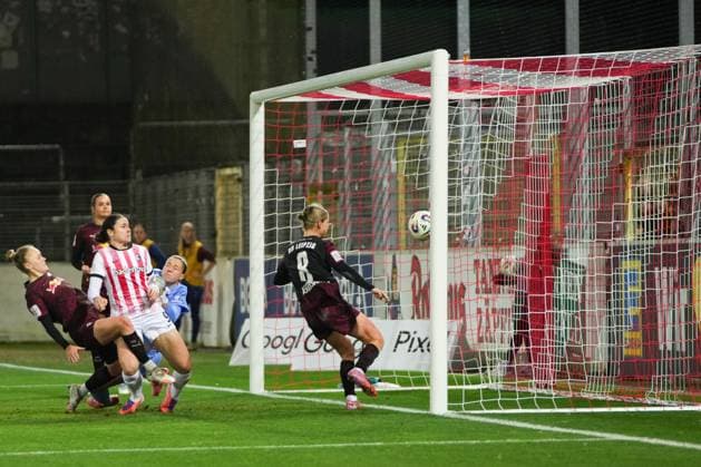 Google Pixel Frauen-Bundesliga: SC Freiburg vs. RB Leipzig, 03.11.2025 Kopfballtor durch Svenja Fölmli (SC Freiburg, 9) Google Pixel Frauen-Bundesliga: SC Freiburg vs. RB Leipzig Dreisamstadion, 03.11.2025 DFB DFL REGULATIONS PROHIBIT ANY USE OF PHOTOGRAPHS AS IMAGE SEQUENCES AND OR QUASI-VIDEO. Copyright: xBEAUTIFULxSPORTS Boscox