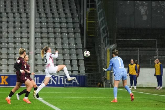 Google Pixel Frauen-Bundesliga: SC Freiburg vs. RB Leipzig, 03.11.2025 Luca Birkholz (SC Freiburg, 23) die versucht vor Elvira Herzog (RB Leipzig, 1) an den Ball zu kommem Google Pixel Frauen-Bundesliga: SC Freiburg vs. RB Leipzig Dreisamstadion, 03.11.2025 DFB DFL REGULATIONS PROHIBIT ANY USE OF PHOTOGRAPHS AS IMAGE SEQUENCES AND OR QUASI-VIDEO. Copyright: xBEAUTIFULxSPORTS Boscox