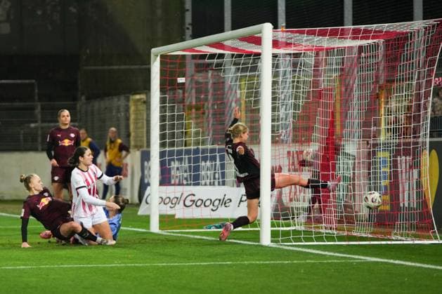 Google Pixel Frauen-Bundesliga: SC Freiburg vs. RB Leipzig, 03.11.2025 Kopfballtor durch Svenja Fölmli (SC Freiburg, 9) Google Pixel Frauen-Bundesliga: SC Freiburg vs. RB Leipzig Dreisamstadion, 03.11.2025 DFB DFL REGULATIONS PROHIBIT ANY USE OF PHOTOGRAPHS AS IMAGE SEQUENCES AND OR QUASI-VIDEO. Copyright: xBEAUTIFULxSPORTS Boscox