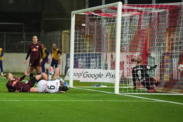 Google Pixel Frauen-Bundesliga: SC Freiburg vs. RB Leipzig, 03.11.2025 Kopfballtor durch Svenja Fölmli (SC Freiburg, 9) Google Pixel Frauen-Bundesliga: SC Freiburg vs. RB Leipzig Dreisamstadion, 03.11.2025 DFB DFL REGULATIONS PROHIBIT ANY USE OF PHOTOGRAPHS AS IMAGE SEQUENCES AND OR QUASI-VIDEO. Copyright: xBEAUTIFULxSPORTS Boscox